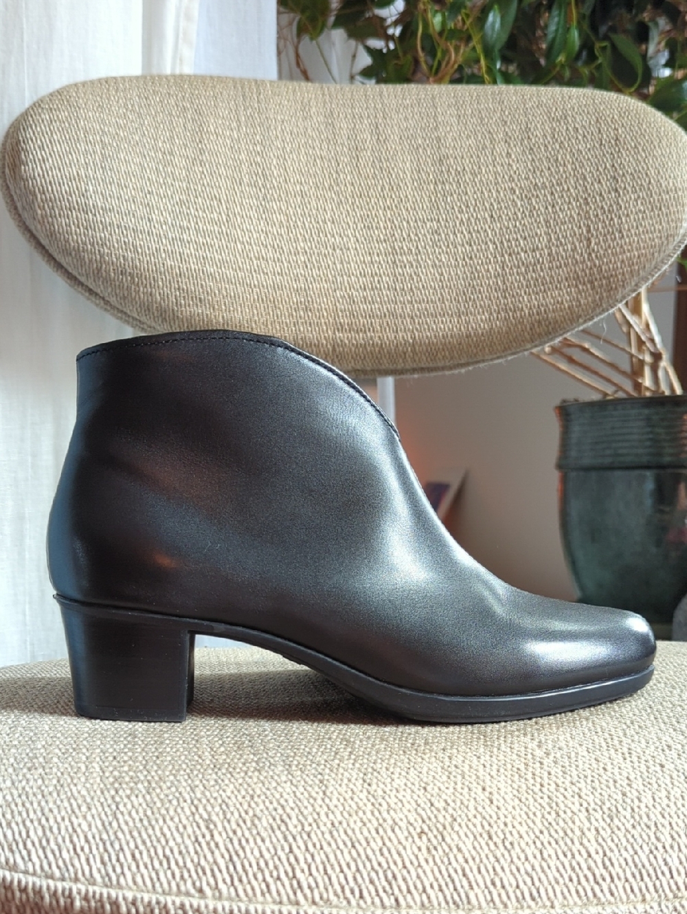 Munro Black Leather Shelly Bootie 7.5 - 8m Arch Support Latex Rubber Sole New!